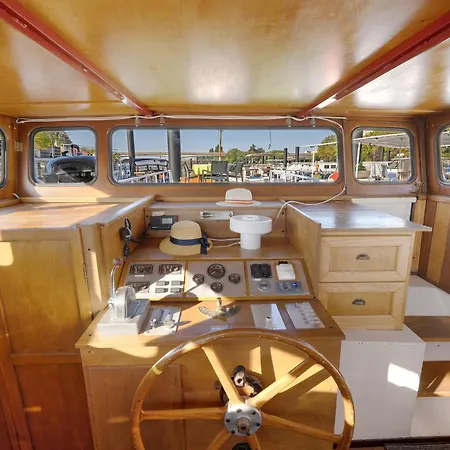 Botel Peniche Insolite Sur La Seine Asnières
